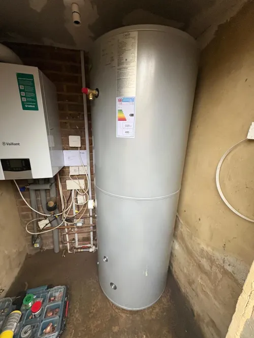 Hot water cylinder and boiler installation