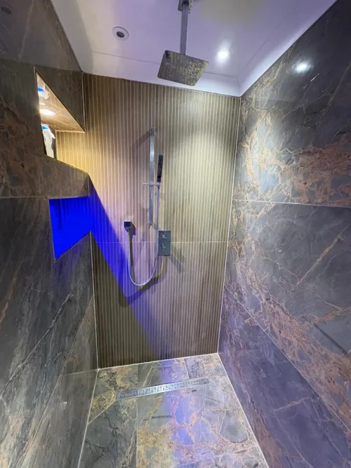 Feature shower installation