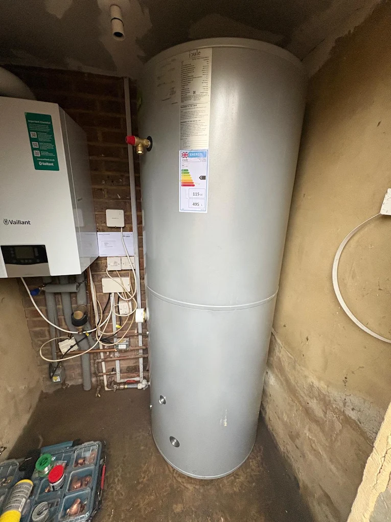 Hot water cylinder and boiler installation